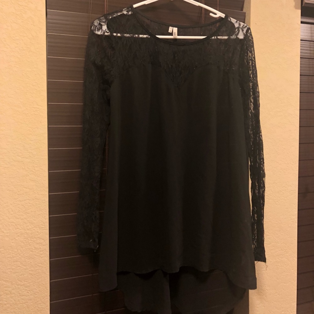 Lace long sleeve top, perfect length for leggings